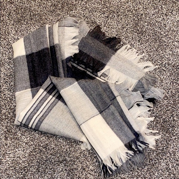 Anne Klein Vintage Plaid Fringe 100% Baby Alpaca Scarf in Black and Gray - Picture 1 of 6